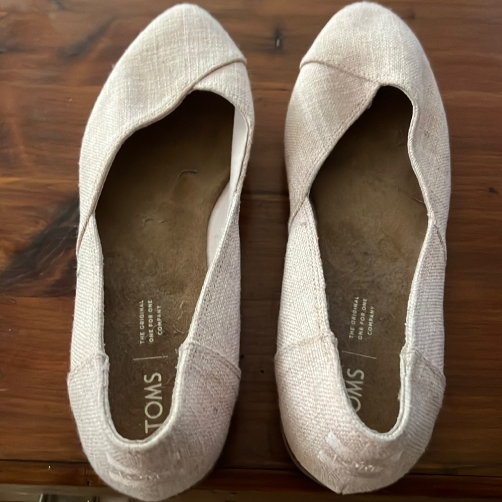 Tom’s slip on flats